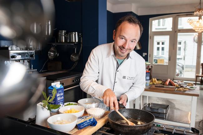 Osterhusumer Meierei Thomas Sampl cooks Schnüsch