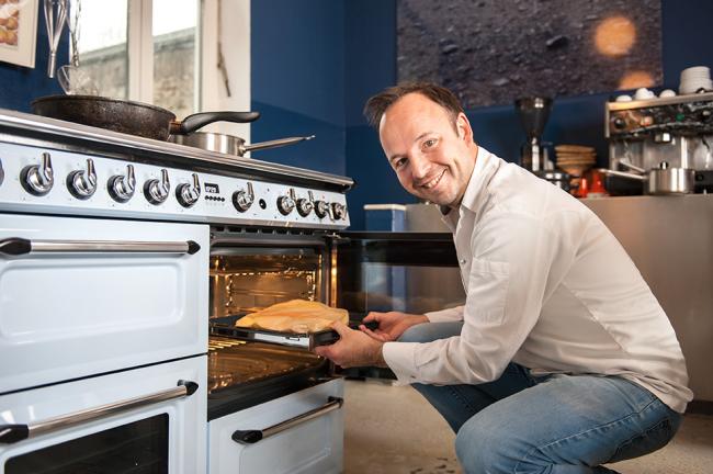 Thomas Sampl kocht mit der Osterhusumer Weidemilch